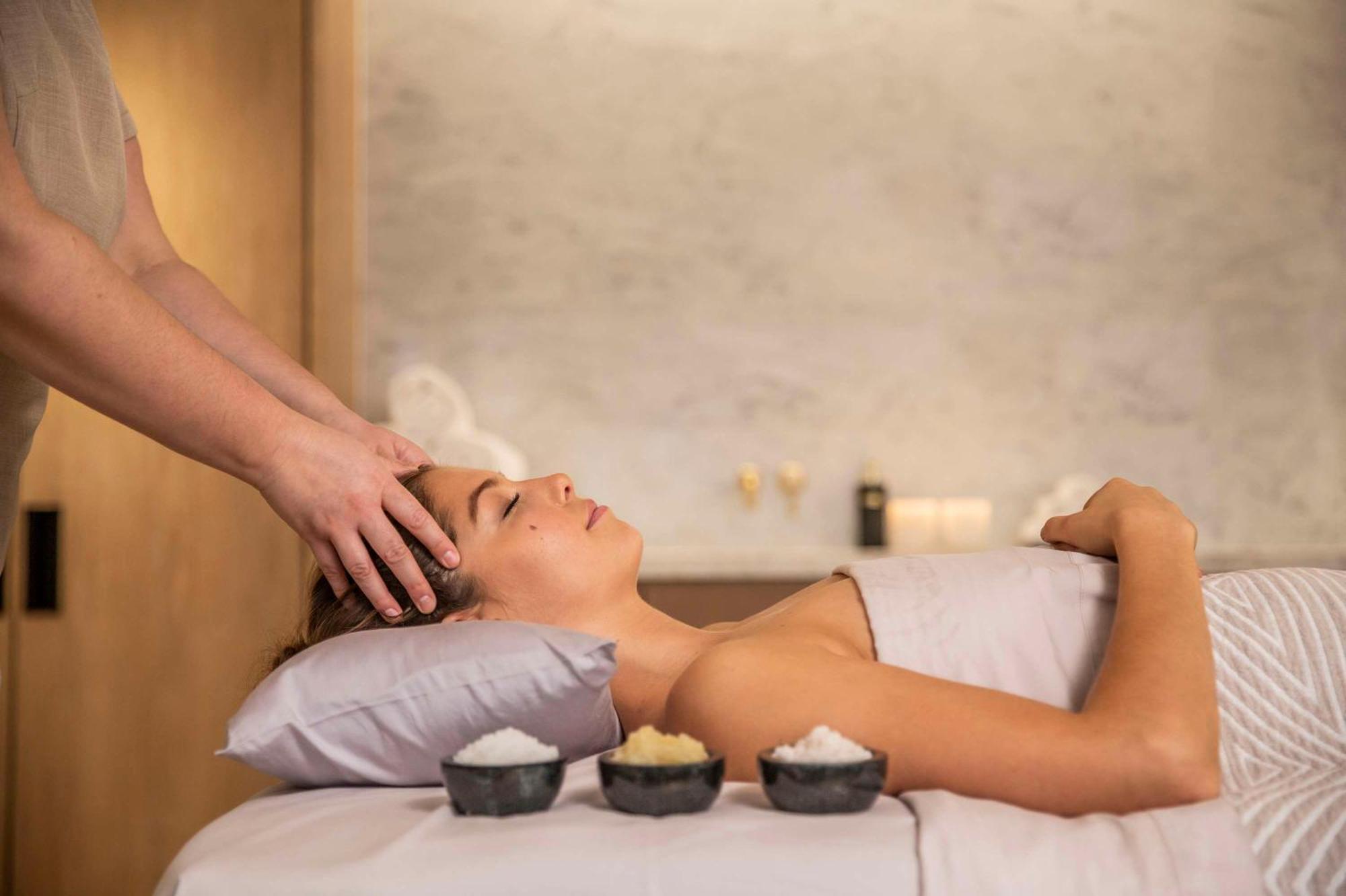Park Hyatt Auckland Hotel Екстериор снимка A woman receiving a hot stone massage